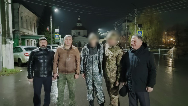На сборный пункт армии в Воронеж отправилась очередная группа мужчин, заключившие контракт с Министерством обороны.. На сборный пункт армии в Воронеж отправилась очередная группа мужчин, заключившие контракт с Министерством обороны..